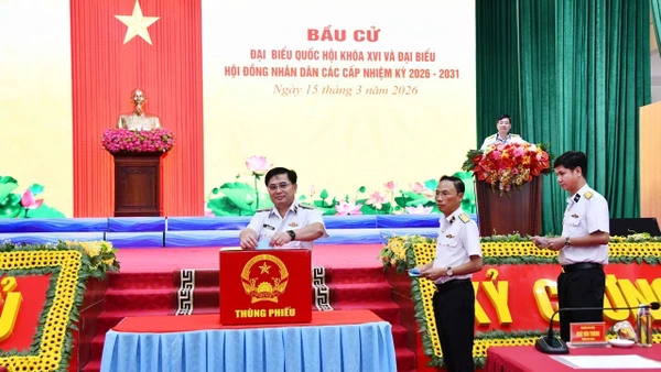 Những lá phiếu được trân trọng bỏ vào thùng phiếu, thể hiện trách nhiệm và niềm tin của cán bộ, chiến sĩ Vùng 5 Hải quân đối với sự phát triển của đất nước.