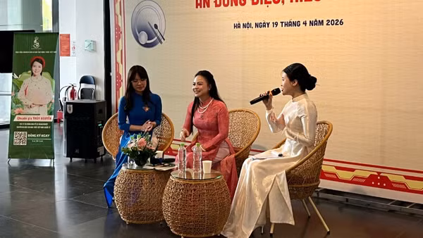 Diễn giả và khách mời trao đổi cởi mở về những giá trị văn hóa truyền thống trong xã hội hiện nay tại Talkshow với chủ đề “Khi Gen Z “update” văn hóa trên mâm cơm Việt”. (Ảnh: Hồng Nhung)