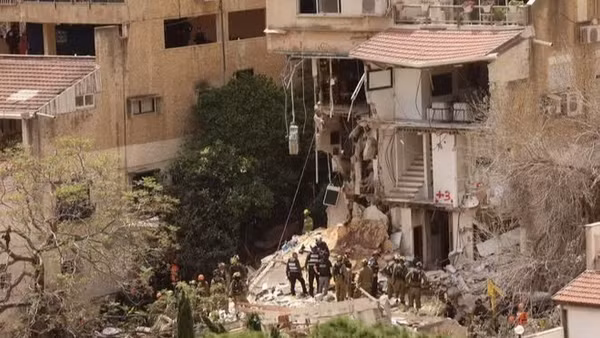 Một khu vực bị trúng tên lửa của Iran tại Haifa, miền bắc Israel, ngày 6/4/2026. (Ảnh: THX/TTXVN)