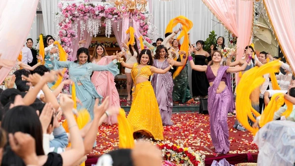 Diễn viên Ấn Độ trong một cảnh quay tại Việt Nam.