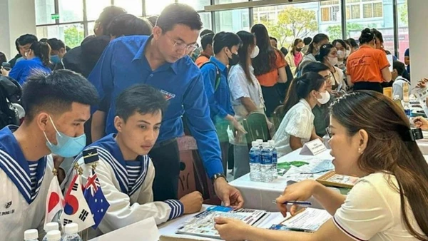 Tư vấn, giới thiệu việc làm cho quân nhân chuẩn bị xuất ngũ và các bạn trẻ tại thành phố Đà Nẵng. (Ảnh: HUY ĐẠT)