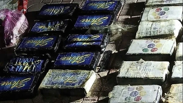 Các bánh có bột trắng, nghi ngờ là ma túy.