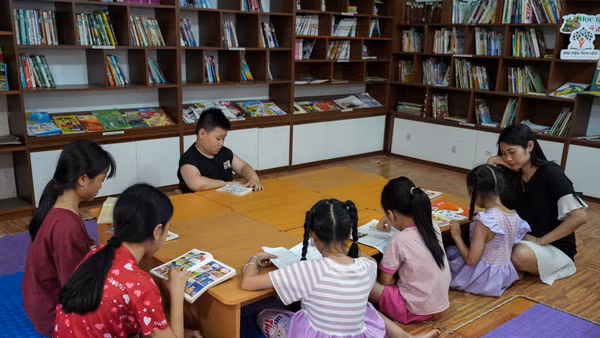 Tách biệt với cái nắng oi ả của ngày hè, thư viện Tích Lộc (thôn Tích Giang 3, xã Phúc Thọ) là một không gian mát mẻ và tĩnh lặng, chỉ có tiếng sột soạt của giấy và tiếng trẻ em thì thầm thảo luận.