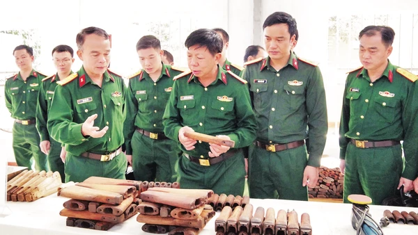 Hội đồng khoa học Cục Hậu cần-Kỹ thuật Quân khu 2 kiểm tra chất lượng chi tiết vũ khí sau tẩy trắng, sấy khô.