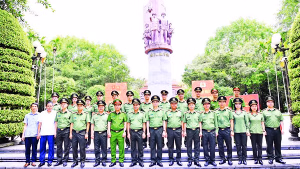 Đoàn cán bộ chủ chốt Học viện An ninh nhân dân tổ chức về nguồn tại Khu di tích Nha Công an Trung ương, xã Minh Thanh, tỉnh Tuyên Quang.