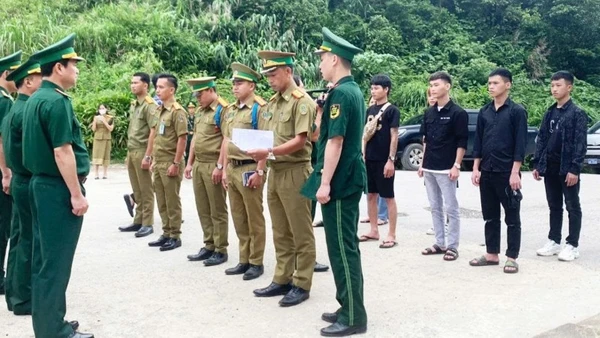 Các công dân Việt Nam là nạn nhân của tội phạm mua bán người được lực lượng chức năng giải cứu trở về nước. (Ảnh BỘ ĐỘI BIÊN PHÒNG)