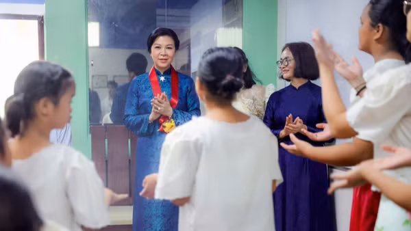 Bà Ngô Phương Ly - Phu nhân Tổng Bí thư, Chủ tịch nước Tô Lâm thăm Trung tâm Asilo de San Vicente de Paul và gặp gỡ những em nhỏ đang được chăm sóc tại Asilo. (Ảnh: TTXVN)
