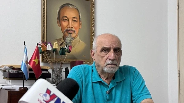 Tổng Bí thư Đảng Cộng sản Argentina Jorge Kneneyss trả lời phỏng vấn phóng viên TTXVN tại Argentina. (Ảnh: Diệu Hương/TTXVN)