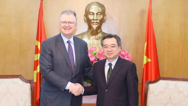 Trưởng Ban Chính sách, Chiến lược Trung ương Nguyễn Thanh Nghị tiếp ông Daniel J. Kritenbrink, Ủy viên Hội đồng quản trị Tập đoàn TAG (Hoa Kỳ). (Ảnh: Phương Hoa/TTXVN)