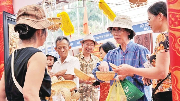 Với nguồn lực còn hạn chế của mô hình kinh doanh truyền thống, các hộ kinh doanh gặp nhiều khó khăn trong giai đoạn hiện nay. (Ảnh: NAM HẢI)