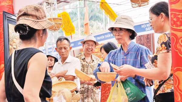 Với nguồn lực còn hạn chế của mô hình kinh doanh truyền thống, các hộ kinh doanh gặp nhiều khó khăn trong giai đoạn hiện nay. (Ảnh: NAM HẢI)