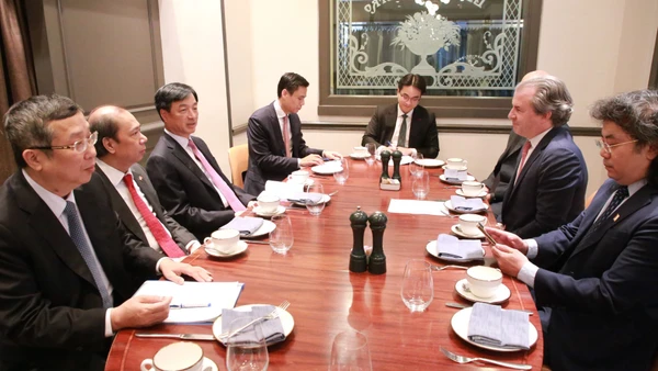 Bí thư Thành ủy Hà Nội Nguyễn Duy Ngọc làm việc với Tập đoàn Rosen Partners ngày 19/2/2026. (Ảnh: TTXVN)