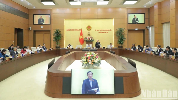 Phó Chủ tịch Quốc hội Nguyễn Khắc Định điều hành nội dung cho ý kiến về dự án Luật sửa đổi, bổ sung một số điều của Luật Công chứng. (Ảnh: DUY LINH)