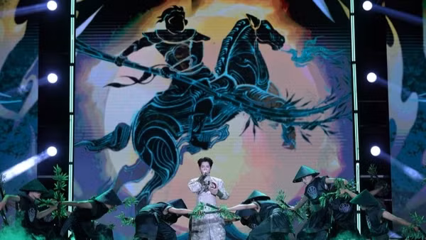 Trao đổi riêng với Báo Nhân Dân, ca sĩ Đức Phúc cho biết, đây là lần đầu tiên "Phù Đổng Thiên Vương" được biểu diễn tại Hà Nội. Là một người con của Thủ đô nghìn năm văn hiến, anh vô cùng tự hào khi có cơ hội tham gia chương trình nghệ thuật chính luận chào mừng thành công Đại hội đại biểu Đảng bộ thành phố Hà Nội lần thứ XVIII, tối 17/10/2025, tại Quảng trường Đông Kinh Nghĩa Thục. (Ảnh: Linh Phan/Báo Nhân Dân)