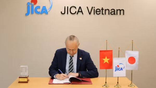 Ông Kobayashi Yosuke, Trưởng Đại diện JICA Việt Nam ký hiệp định vốn vay trị giá 50 tỷ yen.