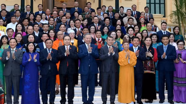 Tổng Bí thư, Chủ tịch nước Tô Lâm và các đồng chí lãnh đạo Đảng, Nhà nước, Mặt trận Tổ quốc Việt Nam gặp mặt các vị đại biểu Quốc hội khóa XVI là người dân tộc thiểu số. (Ảnh: ĐĂNG KHOA)