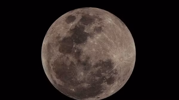 Mặt Trăng trên bầu trời nhìn từ Tegucigalpa, Honduras. (Ảnh: THX/TTXVN)