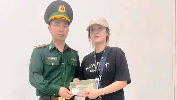 Chị Nguyễn Hà Phương vui mừng nhận lại số tiền đánh rơi từ cán bộ Đồn Biên phòng cửa khẩu quốc tế Móng Cái.