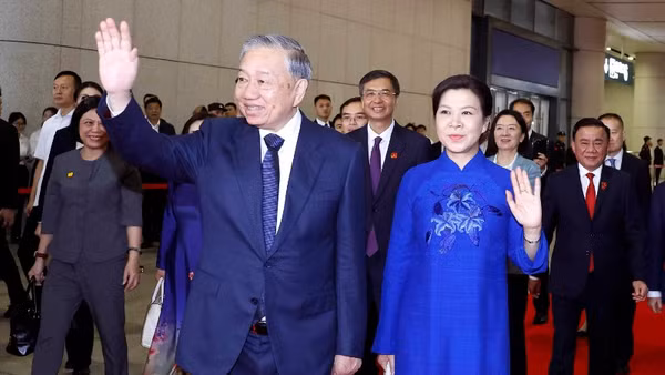 Tổng Bí thư, Chủ tịch nước Tô Lâm cùng Phu nhân tại ga Nam Ninh Đông, Thành phố Nam Ninh (Trung Quốc). (Ảnh: Thống Nhất -TTXVN)