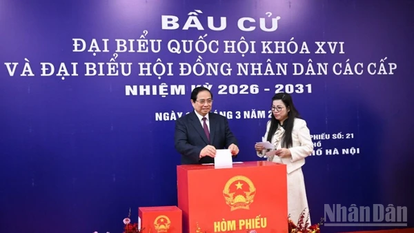 Thủ tướng Chính phủ Phạm Minh Chính và Phu nhân thực hiện quyền công dân, bỏ phiếu lựa chọn những đại biểu tiêu biểu, đại diện cho ý chí và nguyện vọng của nhân dân. (Ảnh: TRẦN HẢI)