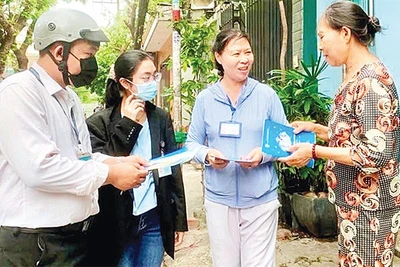 Nhân viên y tế tuyên truyền phòng chống sốt xuất huyết tại phường Tân Bình, Thành phố Hồ Chí Minh.