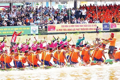 Hai đội đua tranh tài quyết liệt tại Giải đua ghe ngo trên dòng sông Maspéro, phường Phú Lợi, thành phố Cần Thơ.