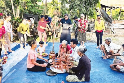 Đồng bào Xtiêng tập duyệt các nghi thức chuẩn bị cho Lễ hội mừng lúa mới.