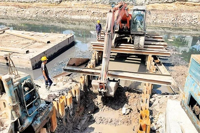 Dự án cải tạo sông Tô Lịch đang được triển khai tích cực.