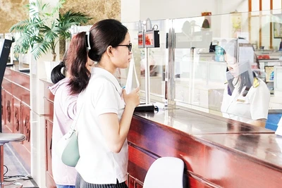 Người dân làm thủ tục tại Chi cục Thuế khu vực II, phường An Phú, thành phố Thủ Đức. (Ảnh THẾ ANH)