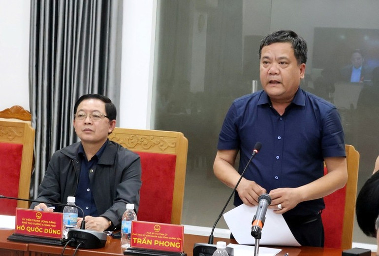 Tại đầu cầu Khánh Hòa, Chủ tịch Ủy ban nhân dân tỉnh Trần Phong báo cáo việc khắc phục hậu quả mưa lũ. (Ảnh: VGP/Mai Anh)