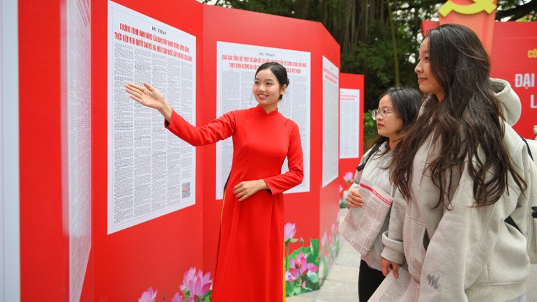 Không gian trưng bày “Toàn văn Dự thảo các văn kiện Đại hội XIV của Đảng” tại Báo Nhân Dân được nhiều bạn trẻ quan tâm. (Ảnh THẾ ĐẠI) tt-ok-8783.jpg