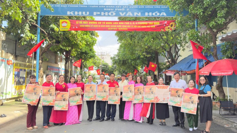 Người dân phường Tân Bình, Thành phố Hồ Chí Minh phấn khởi trong ngày khánh thành đường cờ Tổ quốc cùng phụ san đặc biệt của Báo Nhân Dân. (Ảnh: VÕ MẠNH HẢO) 19999-8-9551.jpg