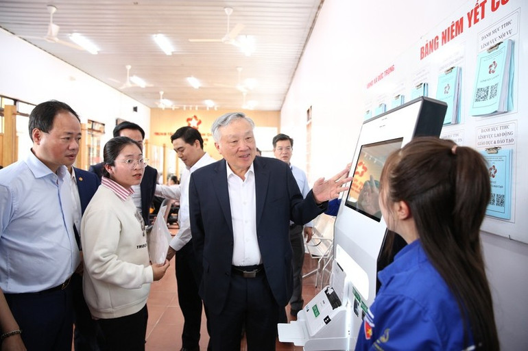 Phó Thủ tướng Thường trực Chính phủ Nguyễn Hòa Bình tới thăm và làm việc với xã Đức Trọng (tỉnh Lâm Đồng) về tổ chức, vận hành Trung tâm Phục vụ hành chính công ngày 30/6/2025.