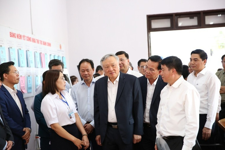 Phó Thủ tướng Thường trực Chính phủ Nguyễn Hòa Bình tới thăm và làm việc với xã Đức Trọng (tỉnh Lâm Đồng) về tổ chức, vận hành Trung tâm Phục vụ hành chính công ngày 30/6/2025.