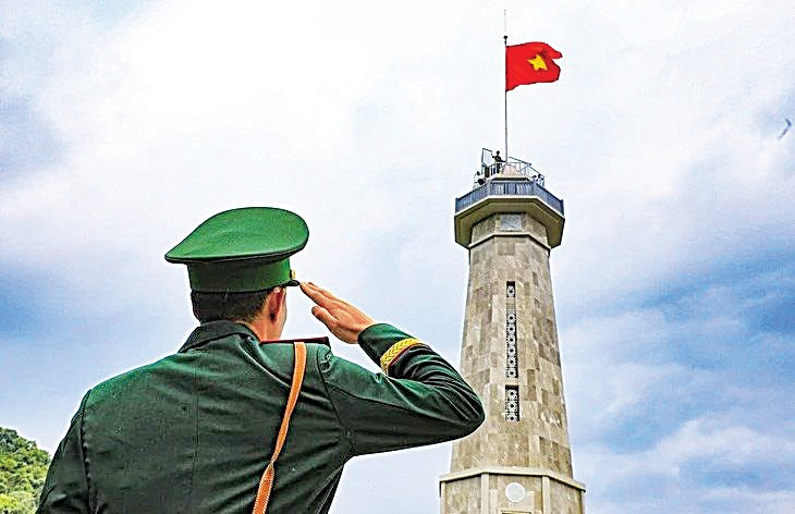 Chiến sĩ Biên phòng trong Lễ thượng cờ tại A Pa Chải. nhung-dau-chan1.jpg