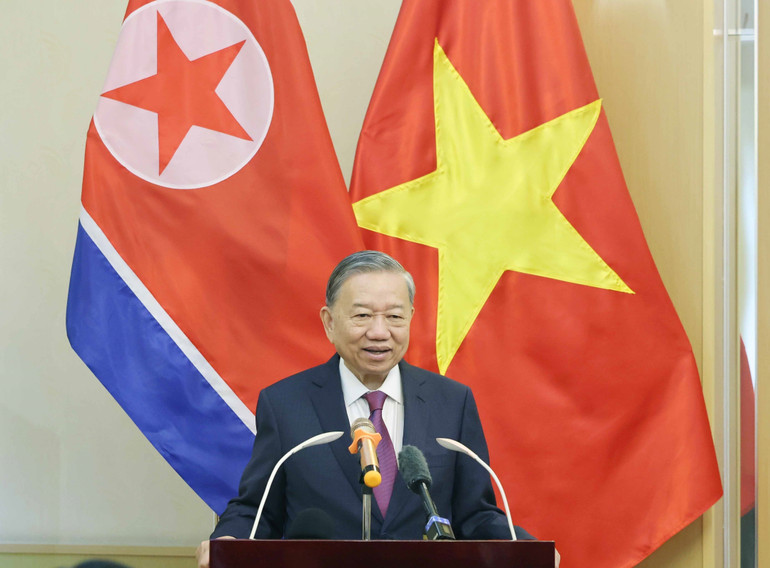 Tổng Bí thư Tô Lâm nói chuyện với cán bộ, nhân viên Đại sứ quán Việt Nam tại Triều Tiên. (Ảnh: Thống Nhất – TTXVN) vna-potal-tong-bi-thu-to-lam-tham-dai-su-quan-viet-nam-tai-trieu-tien-8329808.jpg