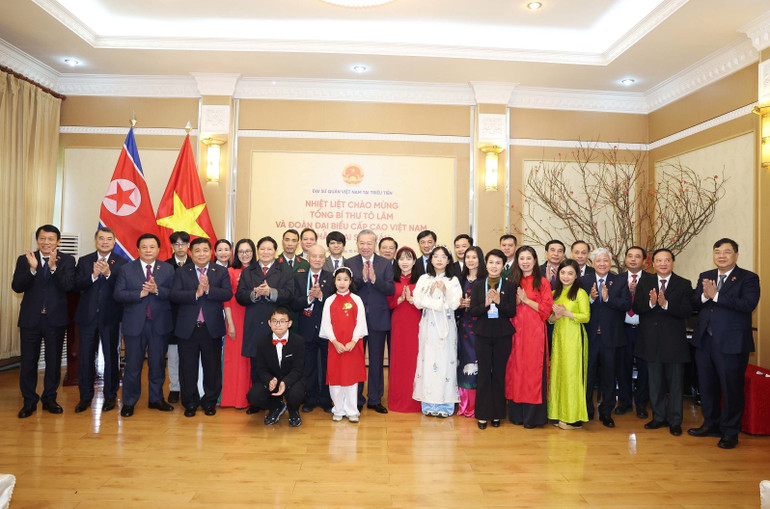 Tổng Bí thư Tô Lâm với cán bộ, nhân viên Đại sứ quán Việt Nam tại Triều Tiên. (Ảnh: Thống Nhất – TTXVN) vna-potal-tong-bi-thu-to-lam-tham-dai-su-quan-viet-nam-tai-trieu-tien-8329779-1.jpg