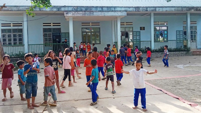 Ho Le-skolan är en avlägsen höglandsskola, belägen mycket långt från centrum av Khe Sanh-kommunen, en av de mest avlägsna skolplatserna i Quang Tri-provinsen. 1-ho-le-3-3344.jpg