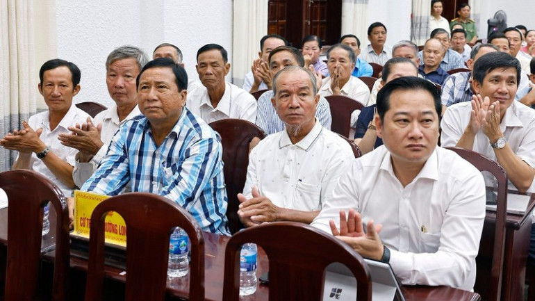 Đại biểu dự Hội nghị tiếp xúc cử tri. (Ảnh: Doãn Tấn/TTXVN) image-4-4901.jpg