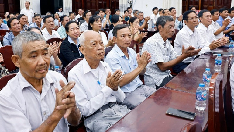 Đại biểu dự Hội nghị tiếp xúc cử tri. (Ảnh: Doãn Tấn/TTXVN) image-3-9838.jpg