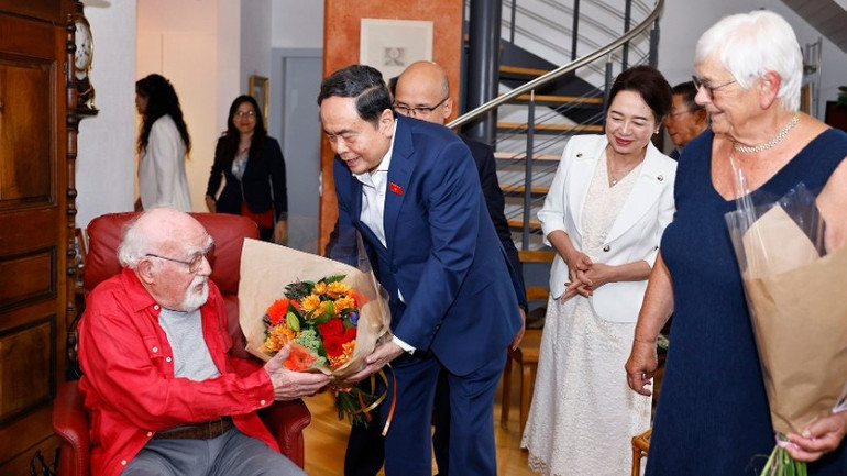 Chủ tịch Quốc hội Trần Thanh Mẫn và Phu nhân Nguyễn Thị Thanh Nga đến thăm gia đình ông bà Jacques Savary. (Ảnh: DOÃN TẤN/TTXVN) vna-potal-chu-tich-quoc-hoi-va-phu-nhan-tham-gia-dinh-ong-jacques-savary-o-thanh-pho-vevey-thuy-si-8177225-8146.jpg