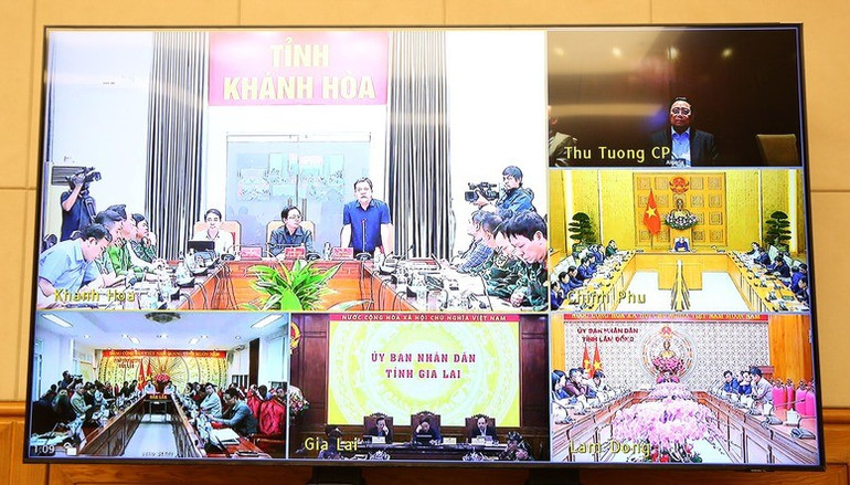 Các điểm cầu trực tuyến tại cuộc họp khẩn về tình hình và các giải pháp cấp bách ứng phó mưa lũ, thiên tai trên địa bàn một số tỉnh miền trung. (Ảnh VGP/Đình Hải)
