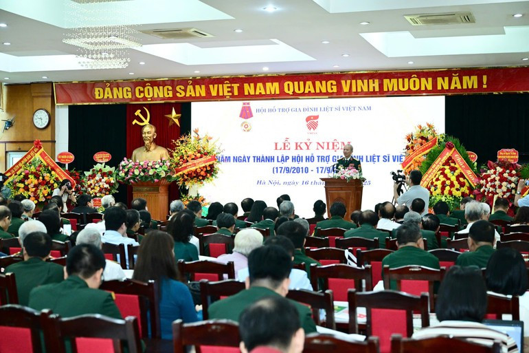 Quang cảnh buổi lễ kỷ niệm 15 năm thành lập Hội Hỗ trợ gia đình liệt sĩ Việt Nam. image.jpg