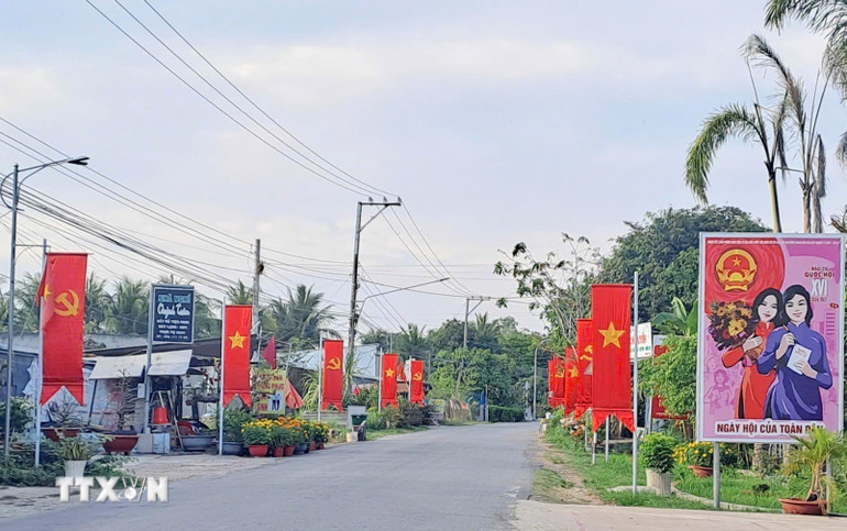 Tr&ecirc;n c&aacute;c tuyến đường ch&iacute;nh hay từng ng&otilde; ấp x&atilde; bi&ecirc;n giới Vĩnh Xương (tỉnh An Giang) được trang tr&iacute; cờ, pano, &aacute;p ph&iacute;ch bầu cử rực rỡ, tạo n&ecirc;n một bức tranh tươi mới về niềm tin v&agrave; tr&aacute;ch nhiệm của nh&acirc;n d&acirc;n trước vận hội mới của đất nước. (Ảnh: TTXVN)