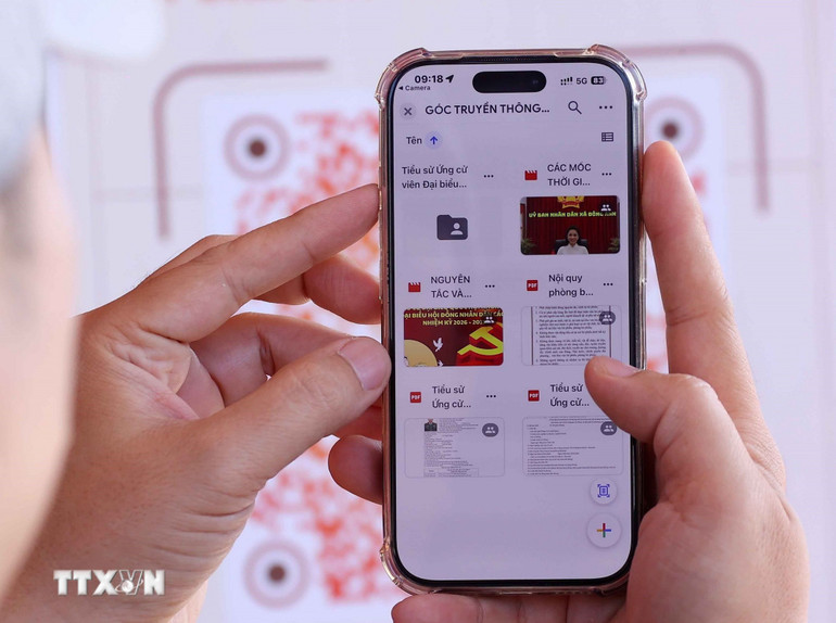 Cử tri qu&eacute;t m&atilde; QR bằng điện thoại th&ocirc;ng minh để nhanh ch&oacute;ng kiểm tra c&aacute;c th&ocirc;ng tin li&ecirc;n quan đến quyền bầu cử. (Ảnh: TTXVN)