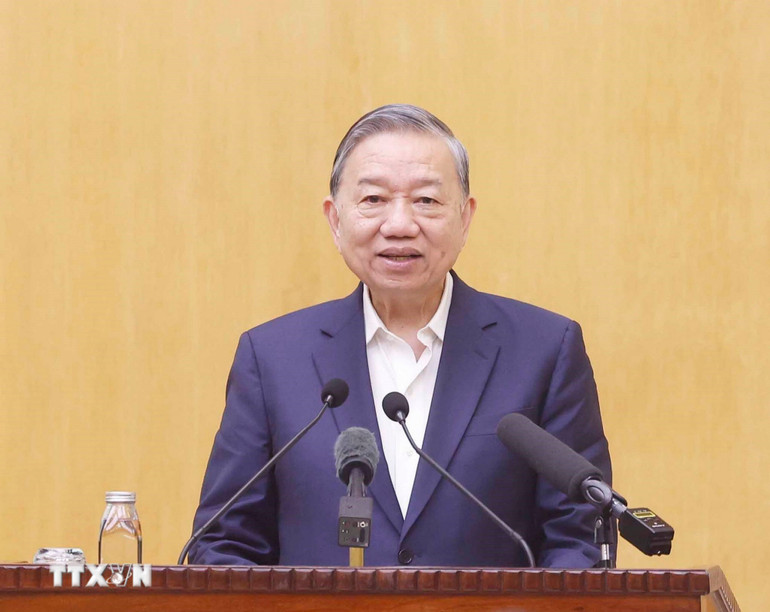 Tổng B&iacute; thư T&ocirc; L&acirc;m tr&igrave;nh b&agrave;y chương tr&igrave;nh h&agrave;nh động với cử tri H&agrave; Nội. (Ảnh: TTXVN)