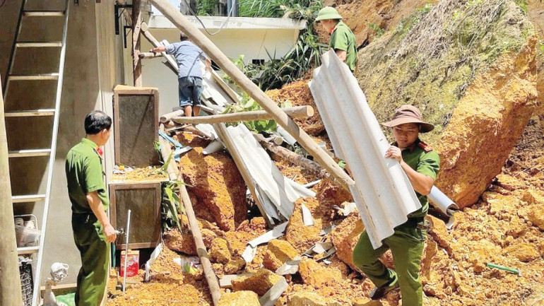 Cán bộ, chiến sĩ công an xã Hữu Lũng luôn chủ động triển khai phương án phòng chống bão lụt. diem-tua-binh-yen-noi-xu-lang-2-3173.jpg
