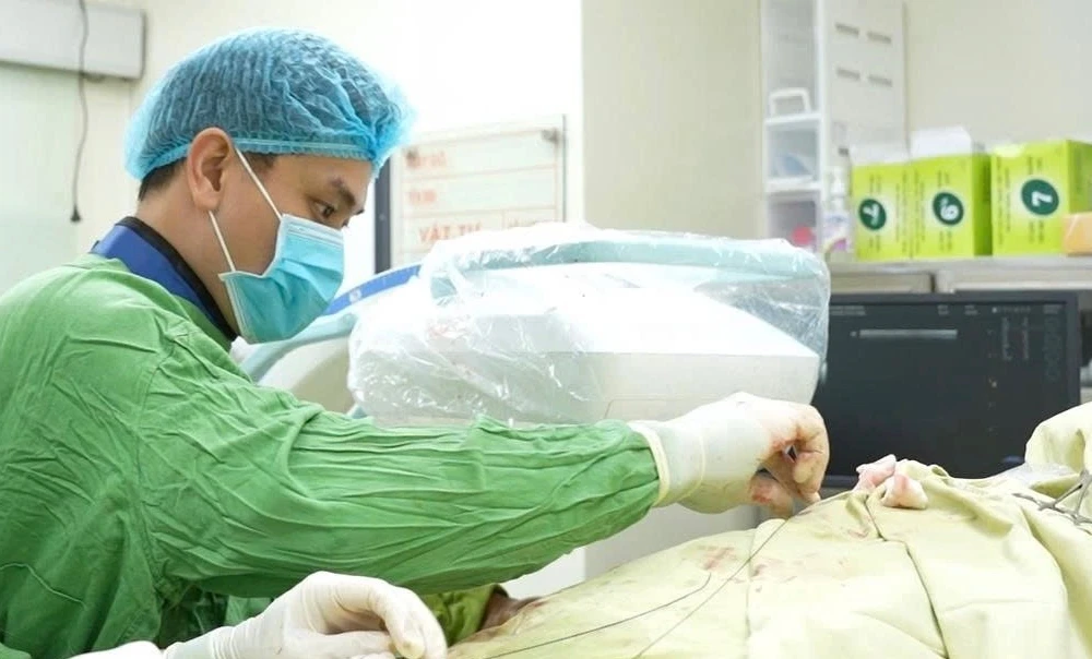 Ê-kíp bác sĩ can thiệp khôi phục dòng máu nuôi thận cho người bệnh. (Ảnh: Bệnh viện cung cấp)