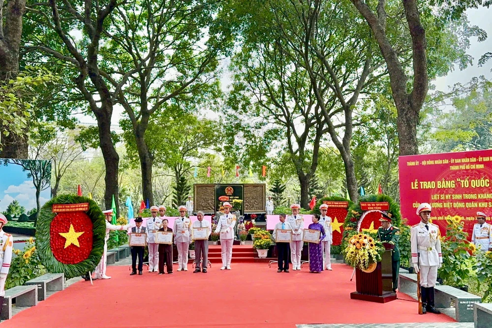 Quang cảnh lễ trao Bằng "Tổ quốc ghi công" cho 49 liệt sĩ Biệt động Sài Gòn-Gia Định. 