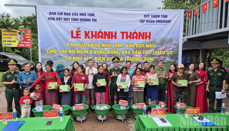 Ban Chỉ huy Bộ đội Biên phòng tỉnh Quảng Trị và chính quyền địa phương trao quà tặng các hộ nghèo ở bản Rìn Rìn, xã Trường Sơn. ndo_br_anh-5.jpg